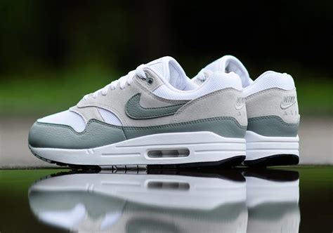 nike air max 1 grijs groen|air max 1 shirt.